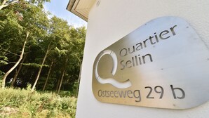 A sign for 'Quartier Sellin' at Ostseeweg 29 b, indicating a location.