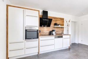 Coffee/tea maker, fridge, microwave, oven