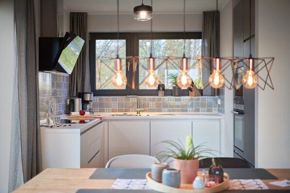 Een koelkast, een microgolfoven, een oven, een kookplaat