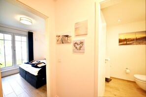 2 habitaciones, tabla de planchar con plancha y cuna de viaje