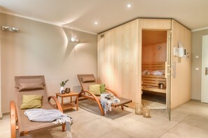 Un sauna avec des bancs en bois et un meuble en bois.