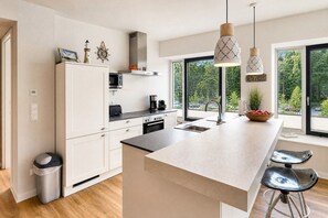 Wasserkocher mit Kaffee-/Teezubehör, Kühlschrank, Mikrowelle, Ofen