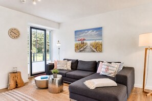 Fernseher, Bücher, Stereoanlage