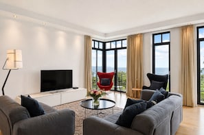 Fernseher, Kamin, DVD-Player, Bücher