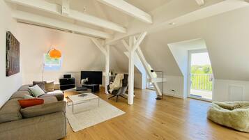 Fernseher, Kamin, Bücher