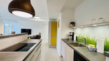 Kühlschrank, Mikrowelle, Ofen, Geschirrspüler