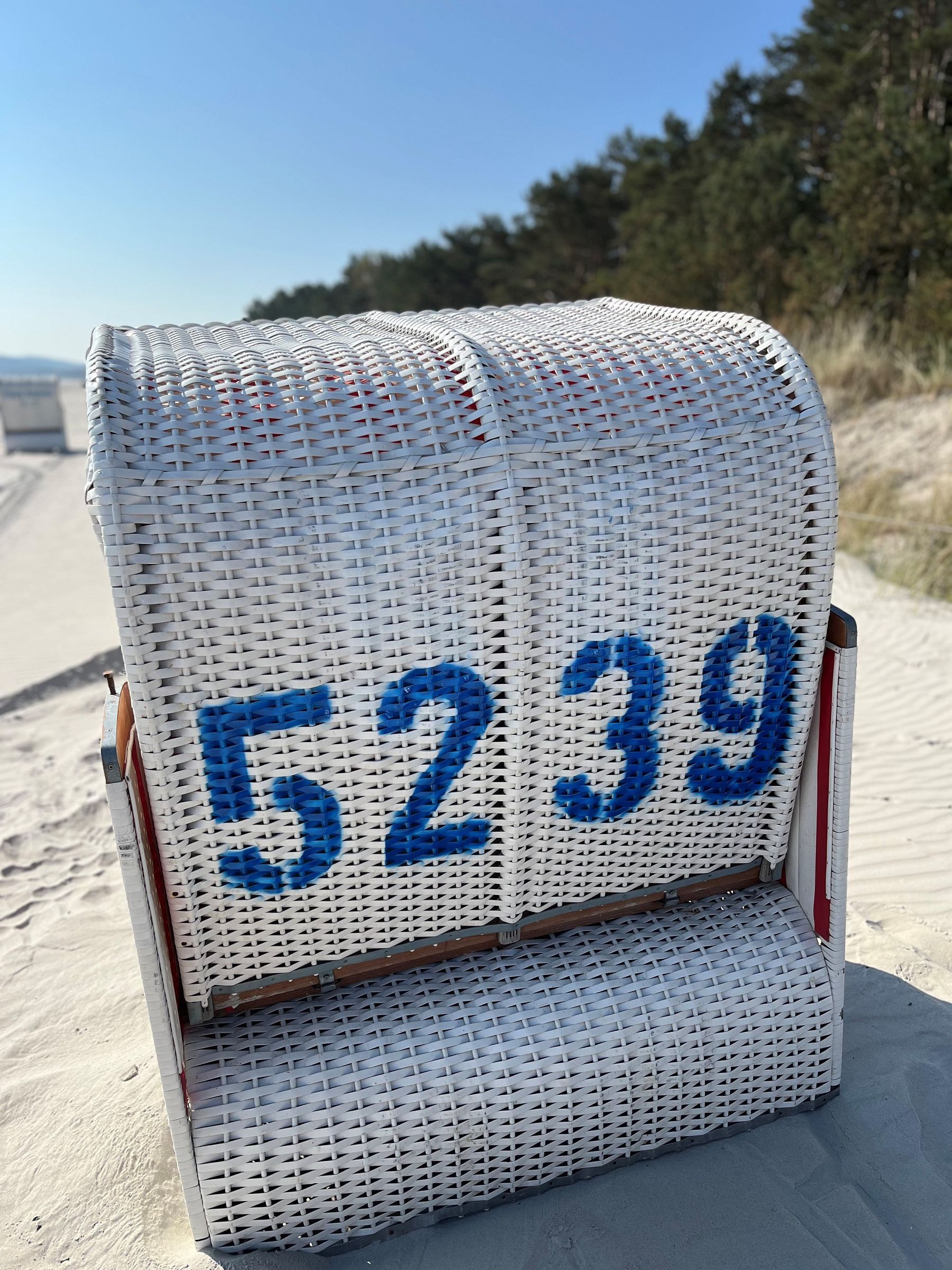 Une chaise de plage portant le numéro 5239.