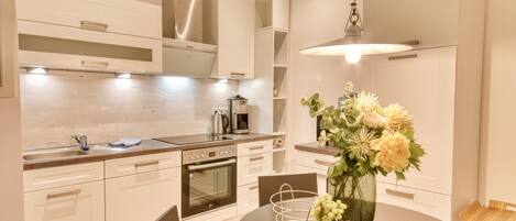 雪櫃、微波爐、焗爐、爐具