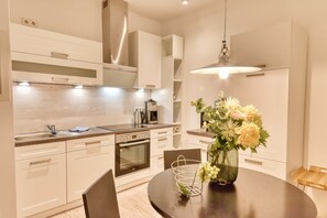 Kjøleskap, mikrobølgeovn, ovn og kokeplater