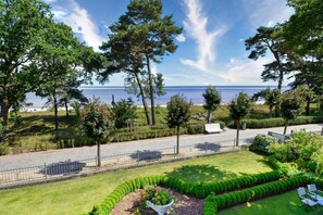 Property grounds - Accommodation in the Villa Haiderose, Binz: Particularly beautiful sea view, 2 persons (Ostseebad Binz)