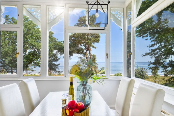 Dining - Accommodation in the Villa Haiderose, Binz: Particularly beautiful sea view, 2 persons (Ostseebad Binz)