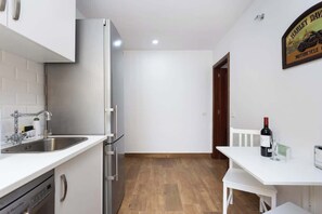 Réfrigérateur, four à micro-ondes, surface de cuisson, lave-vaisselle