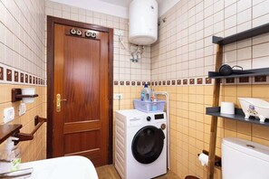 Douche, séchoir à cheveux, shampooing
