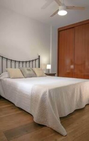 1 chambre, fer et planche à repasser, lit de bébé portatif, Wi-Fi