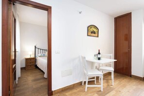 1 chambre, fer et planche à repasser, lit de bébé portatif, Wi-Fi