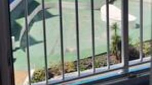 A view of the ocean from a balcony with a mountain in the background. - Apartamento Zoraida del mar (Mesa del Mar)