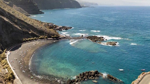 A coastal landscape with a curved beach, rocky outcrops, and a clear view of the ocean. - Apartamento Zoraida del mar (Mesa del Mar)
