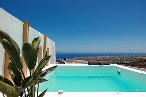 Deluxe Suite, Outdoor Jacuzzi, Sea View, Sigrid | Hiên