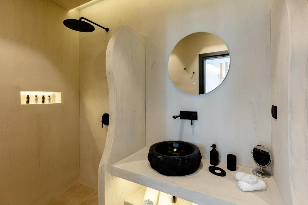 Deluxe Suite, Outdoor Jacuzzi, Sea View, Astrid | Badkamer | Een douche, een hydromassagedouche, een haardroger, badjassen