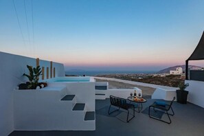 Deluxe Suite, Outdoor Jacuzzi, Sea View, Sigrid | Hiên