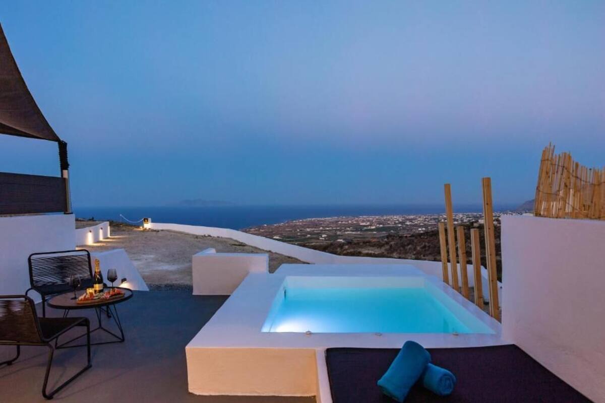 Terraza en la azotea con jacuzzi, zona de estar y vistas a la costa.