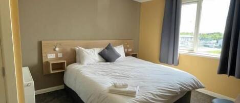 Habitación doble Deluxe, vista a la ciudad | Escritorio, espacio para trabajar con laptop y wifi gratis