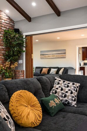 House | 4 bedrooms, Internet - Luxury Estate With Sparkling Pool Elegant Amenities (Glendora)