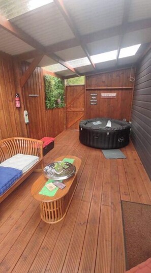 Indoor spa tub - Plaine des cafres bungalow with jacuzzi (Réunion Plaine des cafres 27 ème)