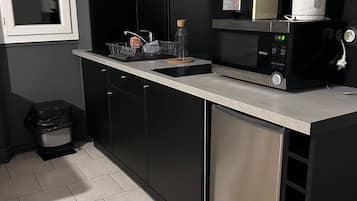 Réfrigérateur, micro-ondes, plaque de cuisson