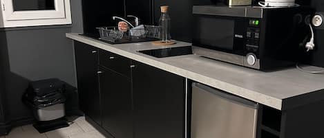 Geladeira, micro-ondas, cooktop