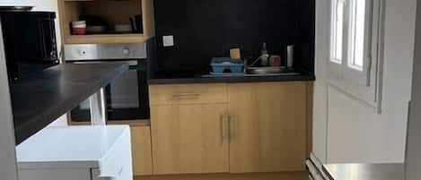 ثلاجة، ميكروويف، فرن، موقد طهي مسطح