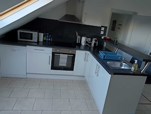 Kühlschrank, Mikrowelle, Herdplatte, Geschirrspüler