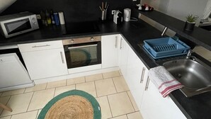 Kaffetrakter/tekoker, kjøleskap, mikrobølgeovn og kokeplater