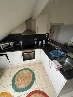 Réfrigérateur, micro-ondes, plaque de cuisson, lave-vaisselle