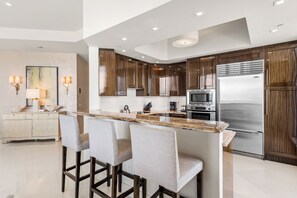 Private kitchen - Ritz-Carlton Oceanfront Penthouse - Hotel Amenities ★★★★★ by Guaranteed Rental™ (West Palm Beach)