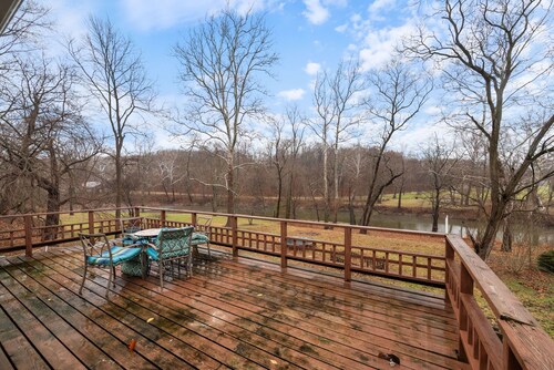 Cozy Riverside Retreat on Sugar Creek – Perfect for a Relaxing Getaway!