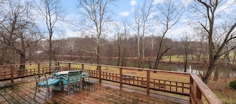Cozy Riverside Retreat on Sugar Creek – Perfect for a Relaxing Getaway!