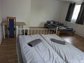 Basic Twin Room | Desk, laptop workspace, free WiFi
