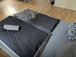 Tomannsrom – basic | Skrivebord, skrivebord for bærbar PC og wi-fi (inkludert)