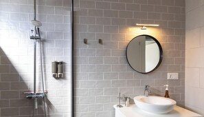 Dusche, Haartrockner, Handtücher, Shampoo