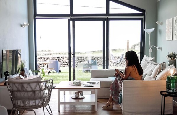 TV - Beer House -  By Ponta Negra Azores (Angra do Heroísmo)