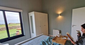 2 habitaciones, tabla de planchar con plancha, cuna de viaje y wifi