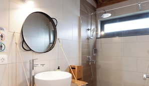 Shower, hair dryer, towels, shampoo
