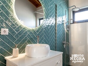 Secador de cabelo, toalhas de banho