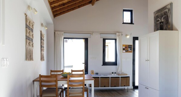 Dining - Casa da Gente T1 by PontaNegraAzores (Praia da Vitória)