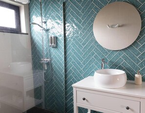 Shower, hair dryer, towels, shampoo - Photography House by PontaNegraAzores (Angra do Heroísmo)