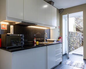 Een koelkast, een microgolfoven, een oven, een broodrooster