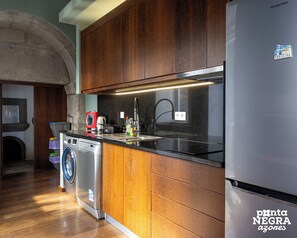 Fridge, microwave, oven, dishwasher - Casa das Lajes T2 by PontaNegraAzores (Praia da Vitória)