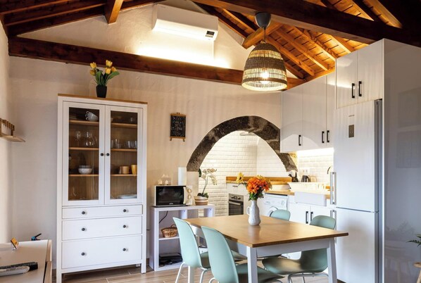 Fridge, microwave, oven, toaster - Charming Country House by PontaNegraAzores (Angra do Heroísmo)