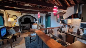 Une cuisine équipée d’un lave-linge, d’un four à micro-ondes et d’un coin bar.